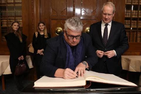 Hannover, 19.12.2017, Hans Georg Näder trägt sich in das Goldene Buch der Stadt ein, Rathaus, Ratsstube, Oberbürgermeister Stefan Schostok,