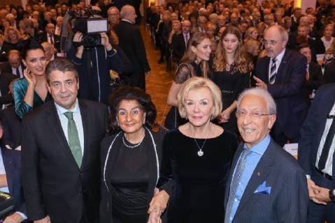 Hannover, 19.12.2017, HCC, Verleihung Leibniz Ring an Hans Georg Näder, Chef des Medizintechnik- und Prothesenherstellers Otto Bock aus Duderstadt (Kreis Göttingen), Sigmar Gabriel, Mahshid Samii, Liz Mohn, Prof. Dr. Madjid Samii ,