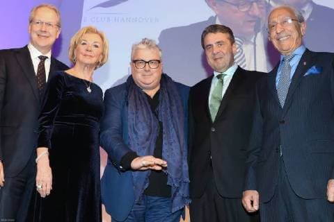 Hannover, 19.12.2017, HCC, Verleihung Leibniz Ring an Hans Georg Näder, Chef des Medizintechnik- und Prothesenherstellers Otto Bock aus Duderstadt (Kreis Göttingen), von links: Stefan Schostok, Liz Mohn, Hans Georg Näder, Sigmar Gabriel, Prof. Dr. Madjid Samii,