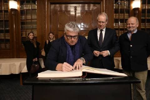 Hannover, 19.12.2017, Hans Georg Näder trägt sich in das Goldene Buch der Stadt ein, Rathaus, Ratsstube, Oberbürgermeister Stefan Schostok, Jürgen Köster,