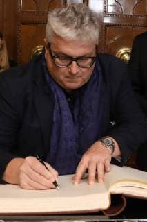 Hannover, 19.12.2017, Hans Georg Näder trägt sich in das Goldene Buch der Stadt ein, Rathaus, Ratsstube,
