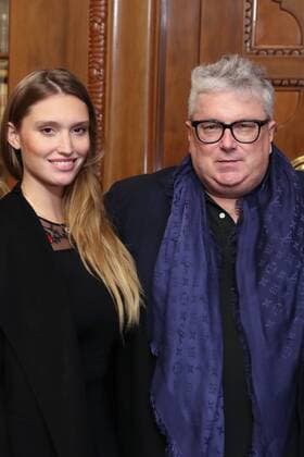 Hannover, 19.12.2017, Hans Georg Näder trägt sich in das Goldene Buch der Stadt ein, Rathaus, Ratsstube, mit seiner Verlobten Nathalie Scheil,