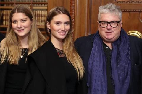 Hannover, 19.12.2017, Hans Georg Näder trägt sich in das Goldene Buch der Stadt ein, Rathaus, Ratsstube, mit seiner Verlobten Nathalie Scheil, und seiner Tochter Georgia ( links),