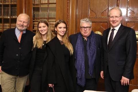 Hannover,19.12.2017, Hans Georg Näder trägt sich in das Goldene Buch der Stadt ein, Rathaus, Ratsstube, von links: Jürgen Köster, Tochter Georgia Näder, Hans Georg Näder mit seiner Verlobten Nathalie Scheil, Oberbürgermeister Stefan Schostok,