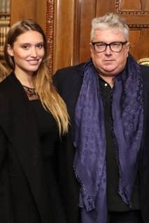 Hannover, 19.12.2017, Hans Georg Näder trägt sich in das Goldene Buch der Stadt ein, Rathaus, Ratsstube, mit seiner Verlobten Nathalie Scheil,