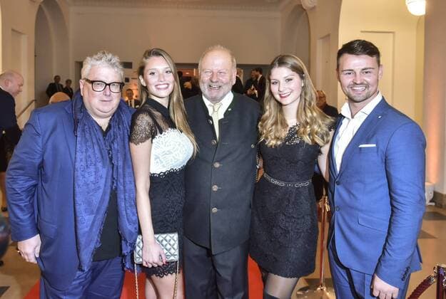Leibniz-Ring-Verleihung in Hannover 19.12.17, Hannover , Â - Verleihung Leibnizring Kuppelsaal und Leibnizsaal Hans Georg Näder, Nathalie Scheil , Verlobte,, Presseclub Chef Jürgen Koester, Näder Tochter Georgia , Para-Leistungssportler Heinrich Popow -