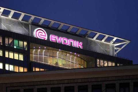 Hochhäuser im Stadtkern Die beleuchtete Dachkante eines Gebäudes der EVONIK Industries in Essen. Essen Nordrhein-Westfalen Deutschland Innenstadt *** She lighted high-rise buildings in the center edge of the roof of a building of EVONIK industries in Essen Essen, North Rhine-Westphalia Germany downtown