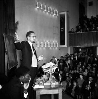 Malcolm X addressing students at the London School of Economics . Malcolm X , leader of the American black muslim sect , was recently refused entry to Paris and was resturned to London by the French authorities on 9th February 11th February 1965, United Kingdom England Copyright: Topfoto  !ACHTUNG AUFNAHMEDATUM GESCHÄTZT! UnitedArchives1342652