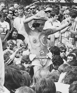 One For The Pot. Hippies, hoydens and hangers-on gathered in London s Hyde Park today in a kind of flower power demonstration or loving protest generally aimed at getting the smoking of pot (marijuana) legalised. Some, like the figure seen here, got the woad on the show by painting themselves in a manner likely to cause raised eyebrows among casual Sunday strollers. Others pelted icy-calm police with flowers, yelling we love you, we love you. Passing tourists were puzzled to find themselves being photographed by the hippies, who took a great interest in the Straight People as hippies call anyone who looks and behaves normally. London, England. 16 July 1967., London England United Kingdom Copyright: Topfoto  !ACHTUNG AUFNAHMEDATUM GESCHÄTZT! UnitedArchives1344055