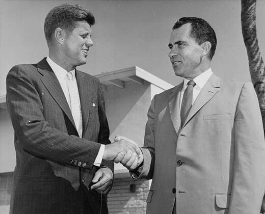 Friendly Rivals. President-Elect John F. Kennedy (left) shakes hands with Richard Nixon, his Republican opponent in the Presidential election here on November 14th. The who men chatted for over an hour, but Kennedy did not, in spite of predictions to the contrary, offer Nixon a big job in his administration. He still has responsibilities as the leader of his party, said Kennedy. Florida, USA. 16 November 1960., Key Biscayne Florida USA Copyright: Topfoto  !ACHTUNG AUFNAHMEDATUM GESCHÄTZT! UnitedArchives1344208