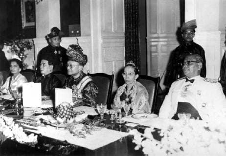 IMAGO History, Vietnamkrieg: 1955-1975 A royal banquet was held at the Istana Negara in honour of the President of the Republic of Vietnam, Ngo Dinh Diem s. The guests at the main table are, left-to-right: H. M. The Yang Di-Pertuan Agong; H. E. President Ngo Dinh Diem, H. M. The Yang Di-Pertuan Agong; H. H. The Tengku Ampuan of Selangor, and the Prime Minister, Tanku Abdul Rahman Putra. 20 February 1960, Kuala Lumpur Malaysia Copyright: Topfoto  !ACHTUNG AUFNAHMEDATUM GESCHÄTZT! UnitedArchives1345553