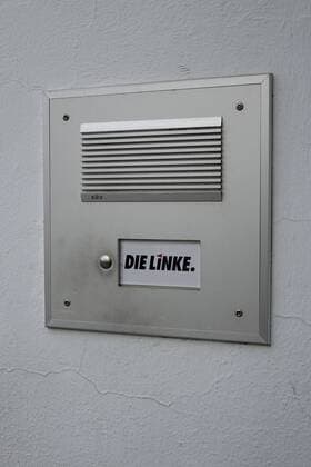 08.11.2017, Mitte, Kleine Alexanderstrasse, Berlin, Klingelschild am Karl-Liebknechthaus, Karl-Liebknecht-Haus, Gebäude, Büros, Bürogebäude, denkmalgeschützt, Bundesgeschäftsstelle, Klingel, Klingelschild, Partei, Parteivorstand, Die Linke, links, Karl Liebknecht, Marxist, Antimilitarist