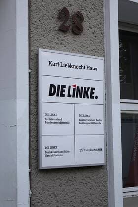 08.11.2017, Mitte, Kleine Alexanderstrasse, Berlin, Schild am Karl-Liebknecht-Haus, Karl-Liebknecht-Haus, Bürogebäude, Gebäude, Büros, denkmalgeschützt, Schild, Partei, Die Linke, links, Bundesgeschäftsstelle, Geschäftsstelle, Parteivorstand, Karl Liebknecht, Marxist, Antimilitarist