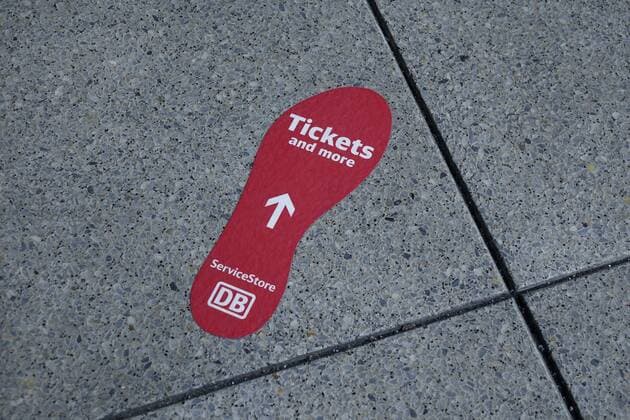 07.12.2017, Schöneberg, Bahnhof Südkreuz, Berlin, Fussabdruck am Bahnhof Südkreuz, Wegweiser, Richtung, Pfeil, Tickets, Fahrkarten, Bahn, DB, Deutsche Bahn, ServiceStore, Service, Store, Geschäft, Laden, Fahrkartenschalter, Schuhabdruck, Fussabdruck, Bahnhof, Südkreuz