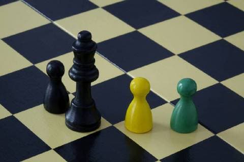 24.10.2017, Jamaika-Figuren auf einem Schachbrett, Schach, Schachspiel, Schachbrett, Figuren, Jamaika, Jamaikafarben, schwarz, gelb, grün, Partei, Parteien, CDU, CSU, FDP, Die Grünen, Koalition, Jamaikakoalition, Schwarz-Gelb-Grün