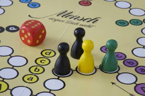 24.10.2017, Figuren in den Jamaikafarben, Spiel, Mensch ärgere Dich nicht, Würfelspiel, Würfel, Figuren, Farben, Jamaikafarben, schwarz, gelb, grün, Partei, Parteien, CDU, CSU, FDP, Die Grünen, Koalition, Jamaikakoalition, Schwarz-Gelb-Grün