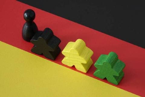 24.10.2017, Figuren in den Jamaikafarben, Fahne, Flagge, Deutschland, Deutschlandfarben, schwarz, rot, gold, Figuren, Jamaikafarben, Jamaika, Koalition, koalieren, Jamaikakoalition, Regierung, Schwarz-Gelb-Grün, Partei, Parteien, CDU, CSU, FDP, Die Grünen