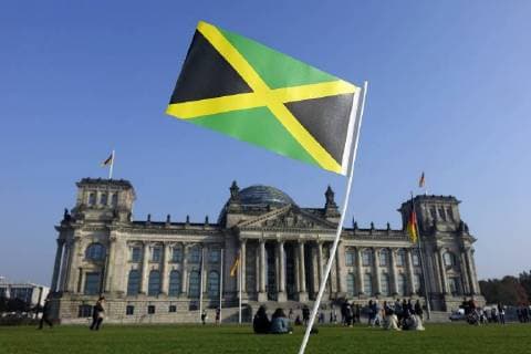 19.10.2017, Tiergarten, Reichstag, Berlin, Jamaikafähnchen vor dem Reichstag, Bundestag, Reichstag, Reichstagsgebäude, Gebäude, Regierung, regieren, Koalition, koalieren, Jamaika, Jamaikakoalition, Partei, Parteien, CDU, CSU, FDP, Die Grünen, Fahne, Fähnchen, Farben, schwarz, gelb, grün