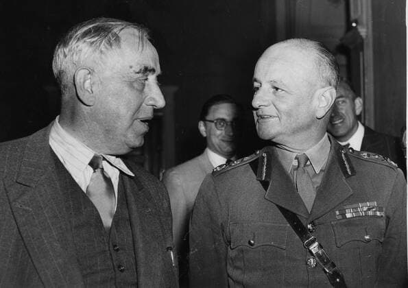 General Sir Frank E. W. Simpson, Commandant of the Imperial Defence College (right) chatting with West Berlin s Mayor, Professor Ernst Reuter, when the former, acoompanied by a party of students, visited the West Berlin City Hall in the American Sector. 15 September 1952, Berlin Germany Copyright: Topfoto  !ACHTUNG AUFNAHMEDATUM GESCHÄTZT! UnitedArchives1348772