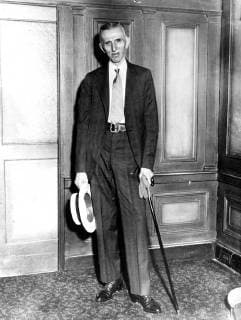Dr Nicola Tesla noted inventor whose achievements in high-frequency transmission, wireless and other fields have won him international fame seen here on his 78th birthday. 12 June 1934, Geneva Switzerland Copyright: Topfoto  !ACHTUNG AUFNAHMEDATUM GESCHÄTZT! UnitedArchives1349884