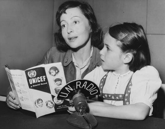 OSCARS. Beste Hauptdarstellerin. Preisträgerinnen 1931-1940 One-time great actress Luise Rainer and her daughter and the half-year-old Francesca knittel, go on the air over UN radio in connection with child health day. Miss Rainer paid tribute to the United Nations children s fund (UNICEF). The Vienna born actress won two Academy Awards for her roles in the great Zifgfelld and the good Earth during her stellar days in Hollywood 5 February 1956, United States Copyright: Topfoto  !ACHTUNG AUFNAHMEDATUM GESCHÄTZT! UnitedArchives1350523