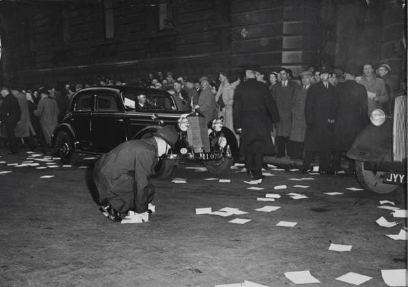 Leaflets protesting against formation of a new German army showered over federal German Chancellor Dr Konrad Adenauer as he entered 10 Downing Street to lunch with British Premier Winston Churchill today. A number of men were detained by police cleared Downing Street almost immediately after the incident. Dr Adenauer is in London on a five-day visit, the first German chancellor to come to Britain since 1931. 4 December 1951., London United Kingdom England Copyright: Topfoto  !ACHTUNG AUFNAHMEDATUM GESCHÄTZT! UnitedArchives1351185