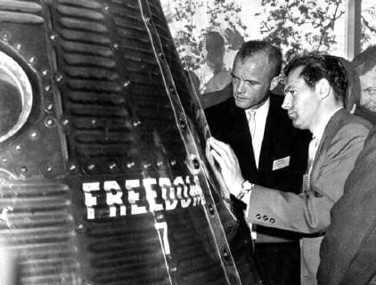 Major Gherman Stepanovich Titov (left), the second Soviet astronaut launched into space aboard Vostok II, seen here with US astronaut John Glenn. Glenn shows Titov the Freedom 7 Capsule in which Alan Shepard made the U.S. first man orbit space flight. 7 May 1962, Washington D.C. United States Copyright: Topfoto  !ACHTUNG AUFNAHMEDATUM GESCHÄTZT! UnitedArchives1356704