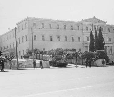 A tank stands in front of Greek Parliament building as soldiers took over the city yesterday. The tank faces Constitution Square, scene of many Greek political demonstrations and riots. Greece returned almost completly to normal yesterday after the military coup Friday. Sporadic shooting was heard during the night, but there were no reports of incidents. defence, army, armoured vehicle, soldiers, anti communist, antifascist, rebellion 23 April 1967, Athens Greece Copyright: Topfoto  !ACHTUNG AUFNAHMEDATUM GESCHÄTZT! UnitedArchives1356833