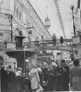The Russian State Department Store known as GUM is at Red Square, Moscow. Over 65 million people shop there each year. It is the country s largest store and sells practically anything under the sun - and there is free delivery too. Built under a system of arcades it is completely under glass on three floors, with interconnecting bridges for the floors and long arcades running off each avenue. The shops are all independent units and have various motives into the design. Fountains play at the several roads which intersects the building. The store appeared to be doing good business and there were plenty of goods on display. (Photo by John Topham) shopping, shops, supermarkets, crowds, architecture, building, 60s June 1964, Moscow Moscow Russia Federation Copyright: Topfoto  !ACHTUNG AUFNAHMEDATUM GESCHÄTZT! UnitedArchives1357076