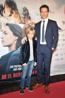 Arian Montgomery, Alexander Fehling Ankunft zur Premiere DREI ZINNEN in Kino International in Berlin am 20.12.2017