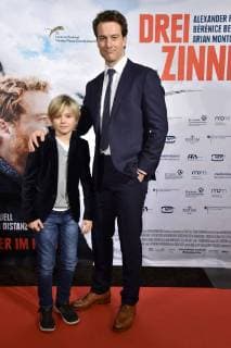 Arian Montgomery und Alexander Fehling bei der Premiere des Kinofilms Drei Zinnen Three Peaks im Kino International. Berlin, 20.12.2017