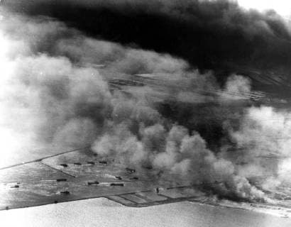 Picture received from Malta shows assault craft approaching Port Said after the preliminary bombardment by Anglo-French aircraft . Suez crisis 11 November 1956, Egypt Copyright: Topfoto  !ACHTUNG AUFNAHMEDATUM GESCHÄTZT! UnitedArchives1359793