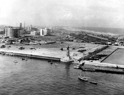 Picture received in London from Malta shows the Port Said entrance to the Suez Canal , with the statue of famed Fernand de Lesseps in the foreground . Behind is the casualty evacuation centre from which Anglo-French forces were brought after the assault on the town . Suez Crisis 11 November 1956, Egypt Copyright: Topfoto  !ACHTUNG AUFNAHMEDATUM GESCHÄTZT! UnitedArchives1359796