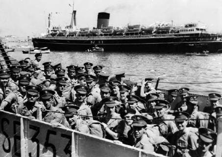 Malta : In a happy mood men of the Grenadier guards disembark from the Emirgant ship New Australia ( in background) , after the voyage from Southampton to the Mediterranean , . The vessel was the first liner requisitioned by the War Office in the Suez emergency . As well as the Grenadiers , an AA unit were also aboard . Suez Crisis 20 August 1956, Malta Copyright: Topfoto  !ACHTUNG AUFNAHMEDATUM GESCHÄTZT! UnitedArchives1359803
