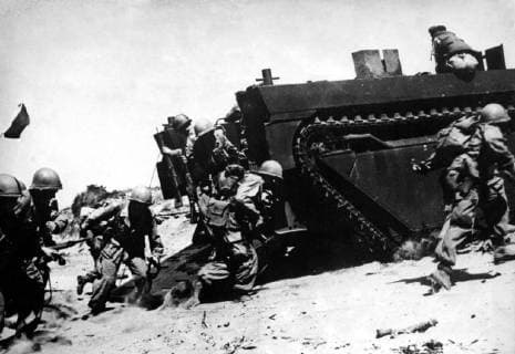 The first wave ashore at Port Said Allied Commandos in the first wave of assault run from their landing craft as they come ashore near Port Said in the Anglo-French landings . 6 November 1956, Egypt Copyright: Topfoto  !ACHTUNG AUFNAHMEDATUM GESCHÄTZT! UnitedArchives1363304