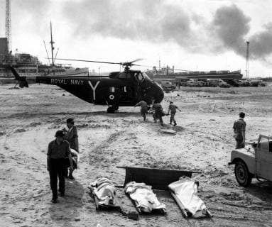 Egyptian wounded brought back to Port Said after treatment on British ships. Stetcher bearers hurry with a wounded man to a Royal Navy helicopter which had landed at Port Said to take the injured to British ships at sea for treatment . 8 November 1956, Egypt Copyright: Topfoto  !ACHTUNG AUFNAHMEDATUM GESCHÄTZT! UnitedArchives1363307