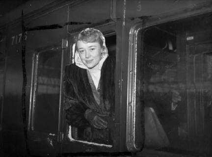 Glynis takes a cold. Glynis Johns, Welsh born film and stage star, left Waterloo today on the Queen Elizabeth boat train. She is going to America for a month s holiday in hopes of the Atlantic will blow away the bad cold that has, for the moment, almost defeated her famous husky voice. Although she is no firm commitments, Sir Alexander Korda has suggested that she should visit certain people in New York and Los Angeles, who or why, Glynis will not say. Photo shows, Glynis Johns says goodbye from her carriage on the QE boat train at Waterloo, London, this morning, Wednesday. 29 January 1947, London United Kingdom Scotland Copyright: Topfoto  !ACHTUNG AUFNAHMEDATUM GESCHÄTZT! UnitedArchives1367760