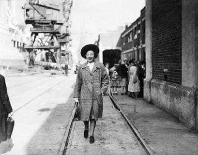 Edith Evan returns home. Amng the passengers to arrive at Southampton today aboard the liner Capetown Castle, from South Africa, was the famous stage actress Edith Evans. Picture shows, Edith Evans seen at Southampton today after arriving from South Africa on the Capetown Castle. 8 August 1947, Southampton Hampshire United Kingdom England Copyright: Topfoto  !ACHTUNG AUFNAHMEDATUM GESCHÄTZT! UnitedArchives1370354