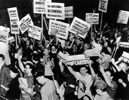 McCarthy supporters assail Republican leadership Amost 4000 cheering and sign-bearing supporters of Senator Joseph McCarthy gathered at Constitution Hall where they heard Sen Herman Walker (Idaho) assail the Republican Party for joining in what he called the conspiracy to destroy Sen McCarthy . The coordinator of the natonal rally for McCarthy was Rabbi Benjamin Schultz of New York . Photo shows: Screaming pro-McCarthy mob gathers at Constitution Hall carry pro-McCarthy placards . 13 November 1954, United States Copyright: Topfoto  !ACHTUNG AUFNAHMEDATUM GESCHÄTZT! UnitedArchives1372299