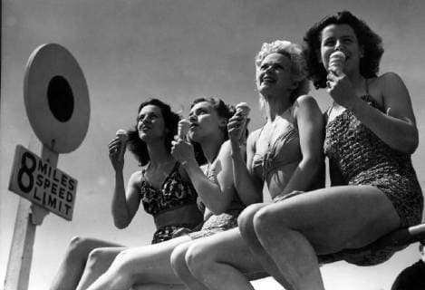 Four young women enjoying the sun sitting on the rails on Bournemouth sea front while they eat ice creams . 24 May 1947, United Kingdom England Copyright: Topfoto  !ACHTUNG AUFNAHMEDATUM GESCHÄTZT! UnitedArchives1378372