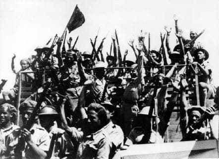 Egyptian troops cheer King Farouk after their victory at Deir Suneid settlement - while the rest of the world awaits cease fire in Palestine. While the rest of the world is wondering if the cease fire call to Jews and Arabs by the United NationsSecurity Council will be observed by both armies, the fighting goes on as fiercely as ever. Photo shows ; Egyptian troops seen cheering King Farouk after their victory at Deir Duneid settlement, north of Gaza , recently. 24 May 1948, Copyright: Topfoto  !ACHTUNG AUFNAHMEDATUM GESCHÄTZT! UnitedArchives1379403