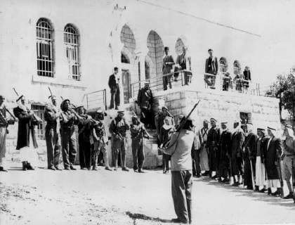 As the battle for Palestine continues Arabs are putting in more and more recruits who are hastily trained and equipped . Latest news says that the old City of Jerusalem has been captured by the Arab Legion who are now preparing for an assault on the new areas of Jerusalem. Photo shows ; Arab recruits are hastily trained at an unknown spot to join in the battle for Jerusalem. 31 May 1948, Copyright: Topfoto  !ACHTUNG AUFNAHMEDATUM GESCHÄTZT! UnitedArchives1379532
