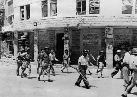 These are the first pictures to be received from Haifa since the Jewish seizure of the town. The only part not occupied being the British held dock area. Photo shows ; Haganah troops patrolling Khamra Square in the Arab business centre of Haifa. 11 May 1948, Israel Copyright: Topfoto  !ACHTUNG AUFNAHMEDATUM GESCHÄTZT! UnitedArchives1379550