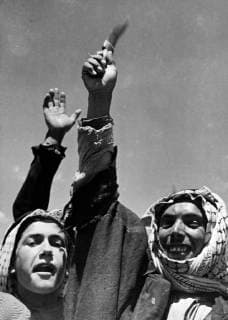 Arab Legion troops cheered on their way to the battlefield. Photo shows ; Waving a knife, a Transjordan men give a cheer to Arab Legion troops on their way to the battlefront. 23 May 1948, Israel Copyright: Topfoto  !ACHTUNG AUFNAHMEDATUM GESCHÄTZT! UnitedArchives1379560