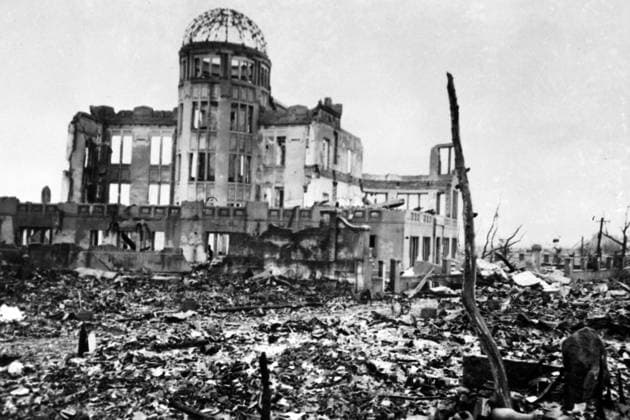 IMAGO History, Zweiter Weltkrieg: 1939 - 1945 Streets and streets of rubble and debris, dominated by the ruined industrial exhibition hall - a scene from Hirsoshima before and after , razed by the world s first atomic bomb detonated on 6 August 1945, Hiroshima Japan Copyright: Topfoto  !ACHTUNG AUFNAHMEDATUM GESCHÄTZT! UnitedArchives1380698