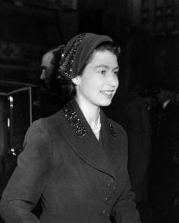 The Queen And Art - Visits Portrait Painters Exhibitions. Making the most of her last few days in London before leaving on the Royal Tour on Monday, The Queen is seen arriving at the Royal Institute Galleries, Piccadilly today (Thursday) to visit the Royal Society of Portrait Painters Exhibition. 19 November 1953, London United Kingdom England Copyright: Topfoto  !ACHTUNG AUFNAHMEDATUM GESCHÄTZT! UnitedArchives1383386