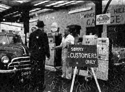 Petrol - customers only. An attendant at the Winchmore Hill Garage, North London, gestures as he explains the Sorry Customers Only sign to a motorist. Following the crisis in the Middle East and the blockade of the Suez Canal, the governmnet have decided to make a 10 per cent cut in Britain s oil and petrol consumption. Garage owners, in a letter from the Ministry of Fuel and Power, were asked to apply cuts as fairly as possible and were given an explanation of the Goverment s measures. The negative is damaged. 14 November 1956 Suez Crisis UK petrol, London United Kingdom England Copyright: Topfoto  !ACHTUNG AUFNAHMEDATUM GESCHÄTZT! UnitedArchives1388797