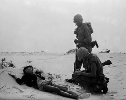 IMAGO History, Vietnamkrieg: 1955-1975 Name, rank and serial number... Chu Lai, South Vietnam : On a sandy strech near the Chu Lai Airbase, two of US Marines seek information from a wounded Viet Cong suspect who was captured, July 25 1965, when the leathernecks and South Vietnamese troops raided a nearby village in search of the Communist guerillas. The Viet Cong terrorists seldom are caught wearing uniforms. 20 January 1967, Viet Nam Copyright: Topfoto  !ACHTUNG AUFNAHMEDATUM GESCHÄTZT! UnitedArchives1398089