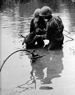 IMAGO History, Vietnamkrieg: 1955-1975 Ducked for Information Bac Quanh, South Vietnam : Vietnamese marines submerged the head of a Viet Cong prisoner as they attempt to interrogate him after capturing several of the guerillas in an operation on March 25. 27 March 1965, Viet Nam Copyright: Topfoto  !ACHTUNG AUFNAHMEDATUM GESCHÄTZT! UnitedArchives1398091