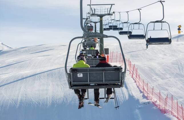 20.12.2017, San Candido, Italien - Sessellift in einem Skigebiet. . (Winter, Winterwetter, winterlich, Schnee, Skipiste, Tourismus, Wintertourismus, Wintersport, Sport, Hobby, Sonne, Sonnig, Berge, Dolomiten, Südtiroler Pustertal, Südtirol, Suedtirol, Pustertal, Innichen, San Candido, Schipiste, Skigebiet, verschneit, Ski, Skifahrer, Schi, Skisport, Schisport, Skier, Schier, Skifahren, Abfahrt, Schifahren, Skilaufen, Schilauf, Piste, Skiern, Breitensport, Lift, Skilift, Sessellift, Sesselbahnen, Umlaufseilbahn, Seilbahn, Europa, Mitteleuropa, aussen, Aussenaufnahme).